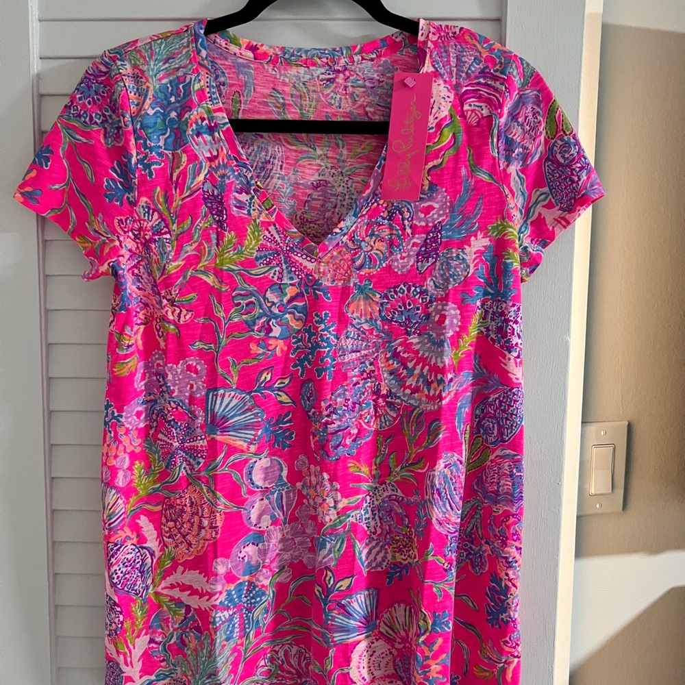 Lilly Pulitzer Pink and Blue Patterned Fabric vneck tee shirt